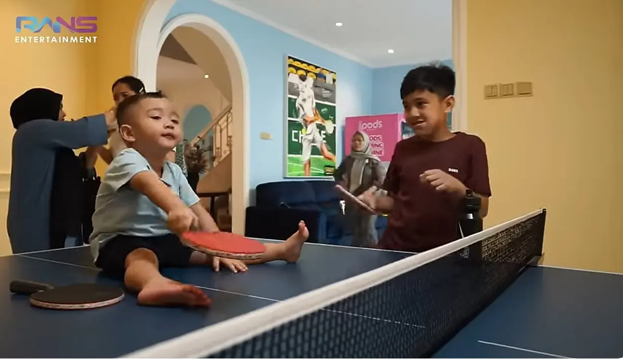 Anak pertama Raffi dan Nagita itu tampak sudah kenyang dan menolak beberapa suapan terakhir makanannya dari sang pengasuh. Perempuan biasa disapa Gigi itu lantas mendekati Lala pengasuh Rafathar. [Youtube/Rans Entertainment]