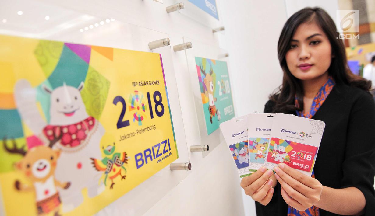 Model menunjukkan kartu Brizzi edisi Asian Games 2018 di Indocomtech, Jakarta, Jumat (3/11). Pihak BRI menargetkan akan menerbitkan hingga 2 juta kartu pada perhelatan ajang olahraga akbar ini dihelat Agustus 2018 mendatang. (Liputan6.com/Faizal Fanani)