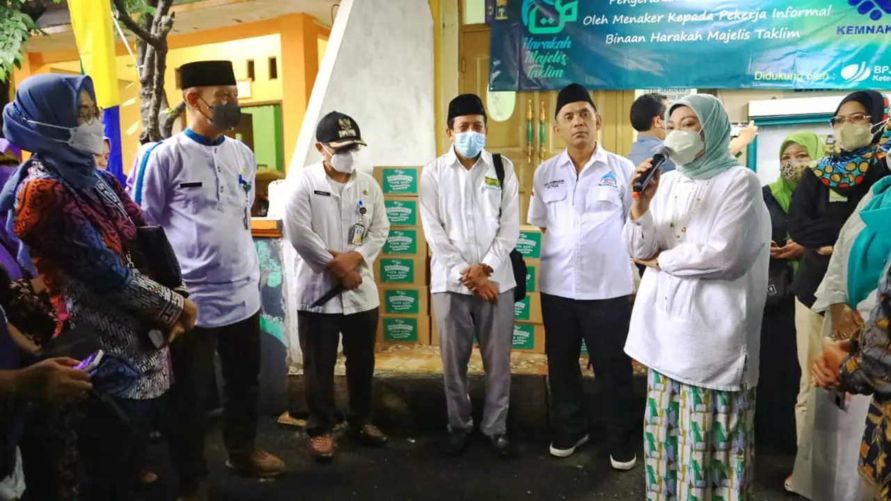 Berbagi Kebahagiaan di Bulan Ramadan, Menaker Bagikan Paket Sembako di 3 Daerah. (Istimewa)