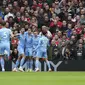 Pemain Manchester City merayakan gol bunuh diri bek Manchester United (MU) Eric Bailly pada laga Liga Inggris di Old Trafford, Sabtu (6/11/2021). (AP Photo/Jon Super)