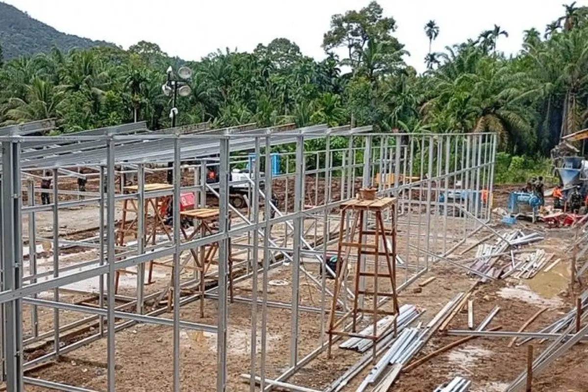 Pembangunan hunian sementara (huntara) bagi warga terdampak bencana tanah longsor dan banjir bandang (galodo) di Kabupaten Agam.