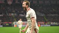 Pemain depan Bayern Munchen asal Inggris bernomor punggung 09, Harry Kane (kanan), merayakan gol pembuka 0-1 dalam pertandingan leg kedua babak 16 besar Liga Champions UEFA antara Bayer Leverkusen dan Bayern Munich di Leverkusen, Jerman Barat, Rabu dini hari WIB (12-3-2025). (INA FASSBENDER/AFP)
