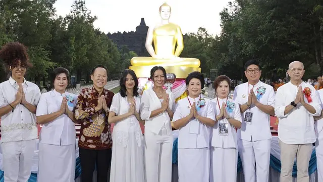 6 Potret Dee Lestari Rayakan Waisak di Borobudur, Ikut Terbangkan Lampion