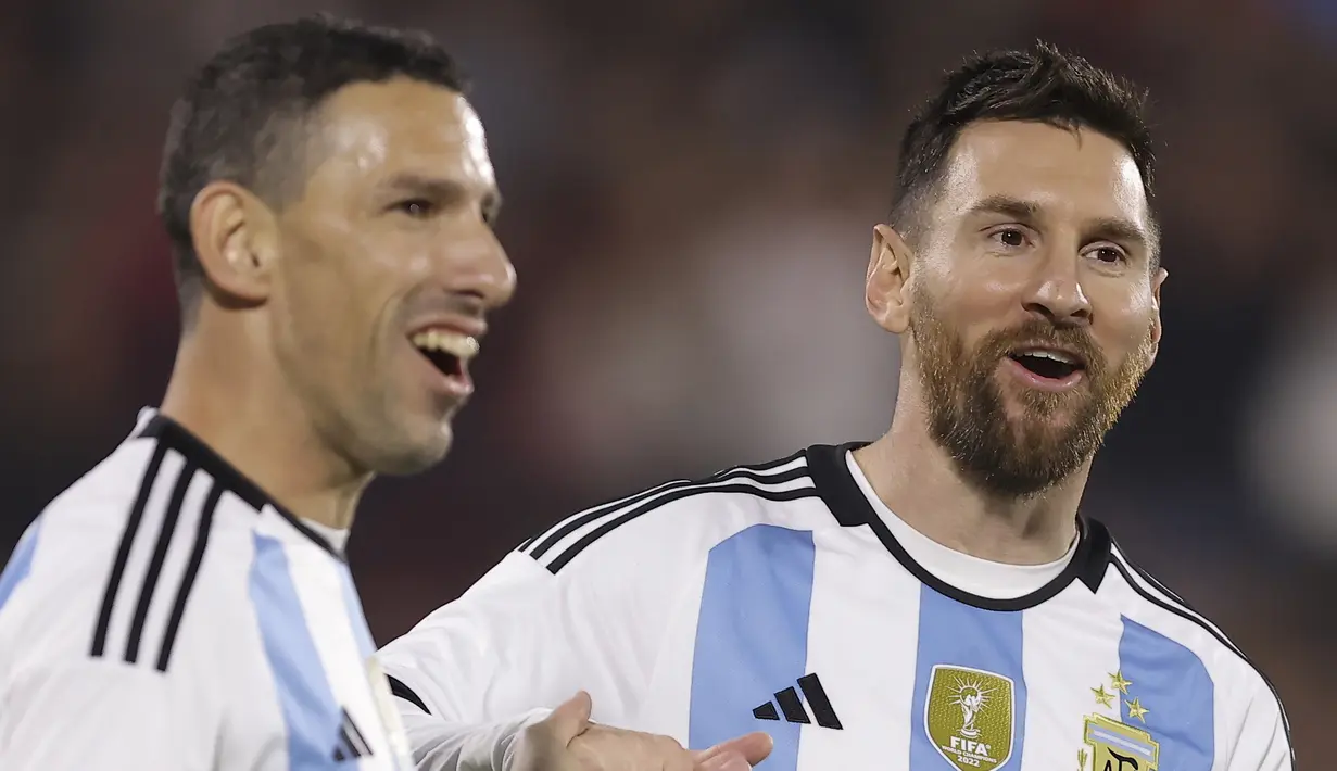 Lionel Messi (kanan) dan Maxi Rodriguez saat bertanding memakai seragam Timnas Argentina dalam acara pertandingan perpisahan Maxi Rodriguez sebagai pesepak bola profesional yang diselenggarakan di Marcelo Bielsa Stadium, Argentina, Minggu (25/6/2023). (AP Photo/Nicolas Aguilera)