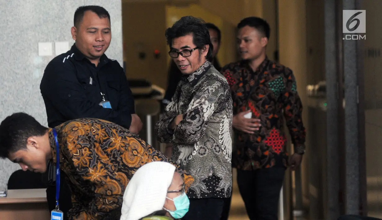 Dirut PT. Samantaka Batubara AM Rudi Herlambang (batik abu-abu) memenuhi panggilan penyidik KPK di Jakarta, Selasa (30/4/2019). AM Rudi diperiksa sebagai saksi dalam kasus suap dugaan pembangunan PLTU Riau-1 yang menyeret Direktur Utama nonaktif PT PLN Sofyan Basir. (merdeka.com/Dwi Narwoko)