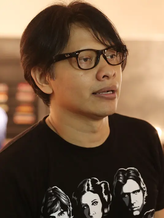 "Sebelah Mata, masih Lale sama Nino yang nyiptainnya. Ini mengenai cinta, jadi sesorang yang dipandang hanya sebelah mata," kata Armand saat pembuatan video klip di kawasan Wijaya, Kebayoran Baru, Jaksel, Senin (21/11). (Galih W. Satria/Bintang.com)