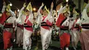 Sejumlah penari tampil di jalan Ikeda saat festival Awa Odori di Kota Miyoshi, Jepang (16/8). Para penari Awa Odori datang dari berbagai kalangan. (AFP Photo/Yasuyoshi Chiba)