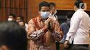 Ketua DKPP Muhammad (batik cokelat) bersiap mengikuti rapat kerja dengan Komisi II DPR RI di Kompleks Parlemen Jakarta, Rabu (13/4/2022). Raker tersebut membahas persiapan pemilu serentak pada 2024. (Liputan6.com/Angga Yuniar)