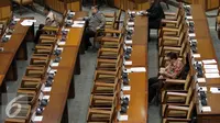 Sejumlah Anggota Dewan menghadiri rapat paripurna DPR di Komplek Parlemen Senayan, Jakarta, Selasa (28/6).  Sidang tersebut dihadiri 261 anggota DPR dari total 558 anggota. (Liputan6.com/Johan Tallo)