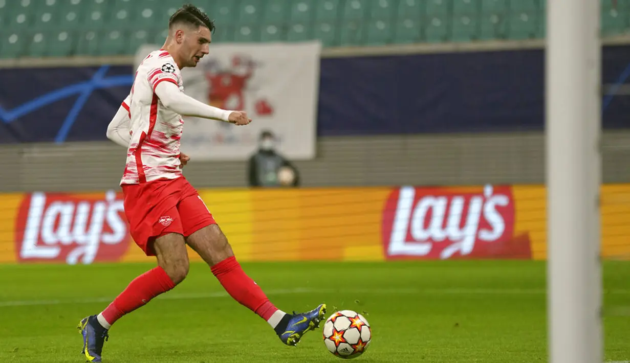 Pemain RB Leipzig Dominik Szoboszlai mencetak gol ke gawang Manchester City pada pertandingan sepak bola Grup A Liga Champions di Red Bull Arena, Leipzig, Jerman, 7 Desember 2021. RB Leipzig menang 2-1. (AP Photo/Michael Sohn)