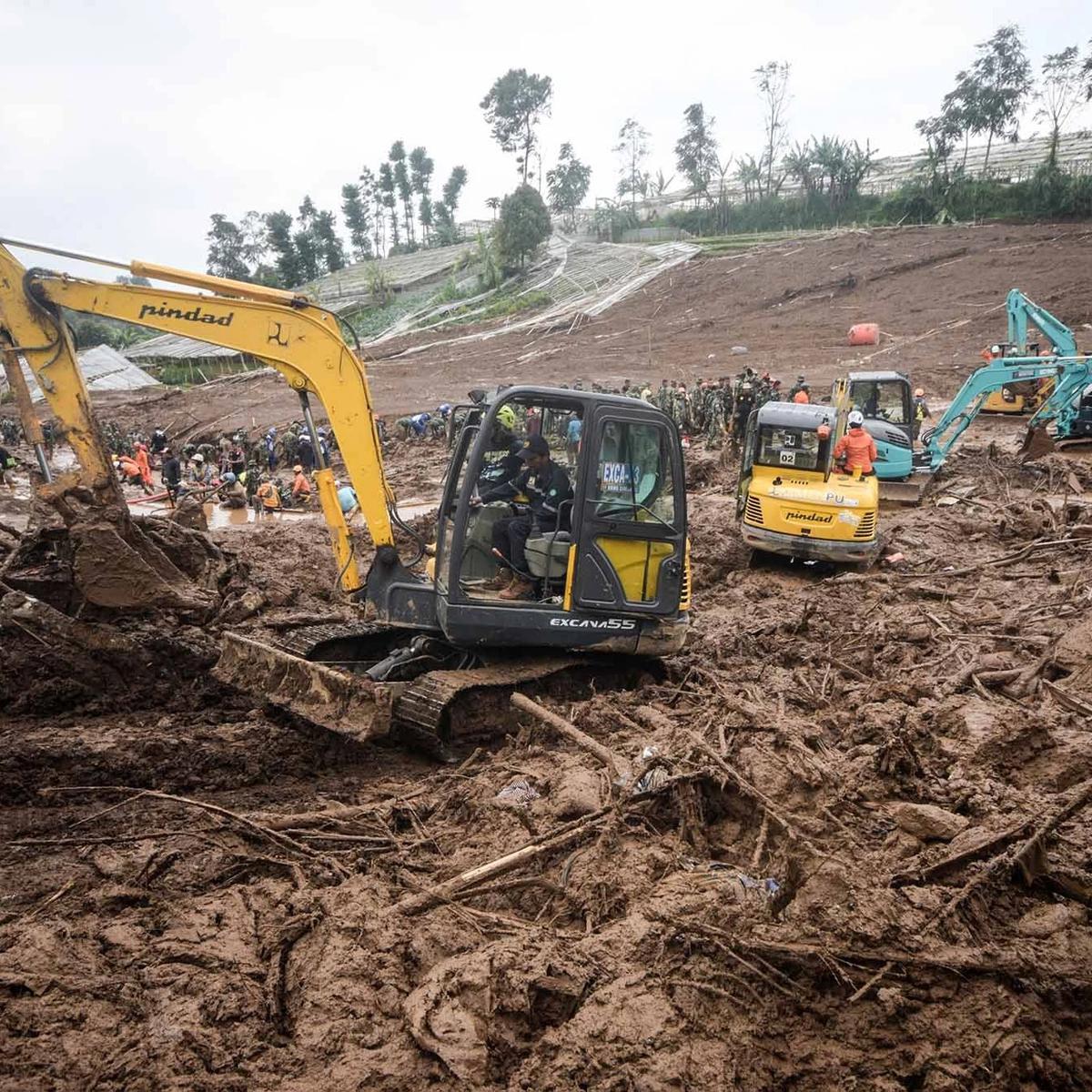 FOTO: Tim SAR Terus Mencari Korban Longsor Pasirlangu