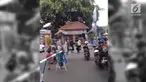 Seorang pria menantang polisi yang menilangnya karena tak memakai helm. Polisi tersebut didorong dan ditendang namun tetap sabar