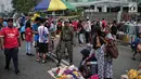 Satpol PP DKI Jakarta menertibkan PKL yang berdagang di kawasan Car Free Day, Bundaran HI, Jakarta, Minggu (20/1). Penertiban dilakukan karena telah membuat ketidaknyamanan bagi para pengunjung CFD yang ingin berolahraga. (Liputan6.com/Faizal Fanani)