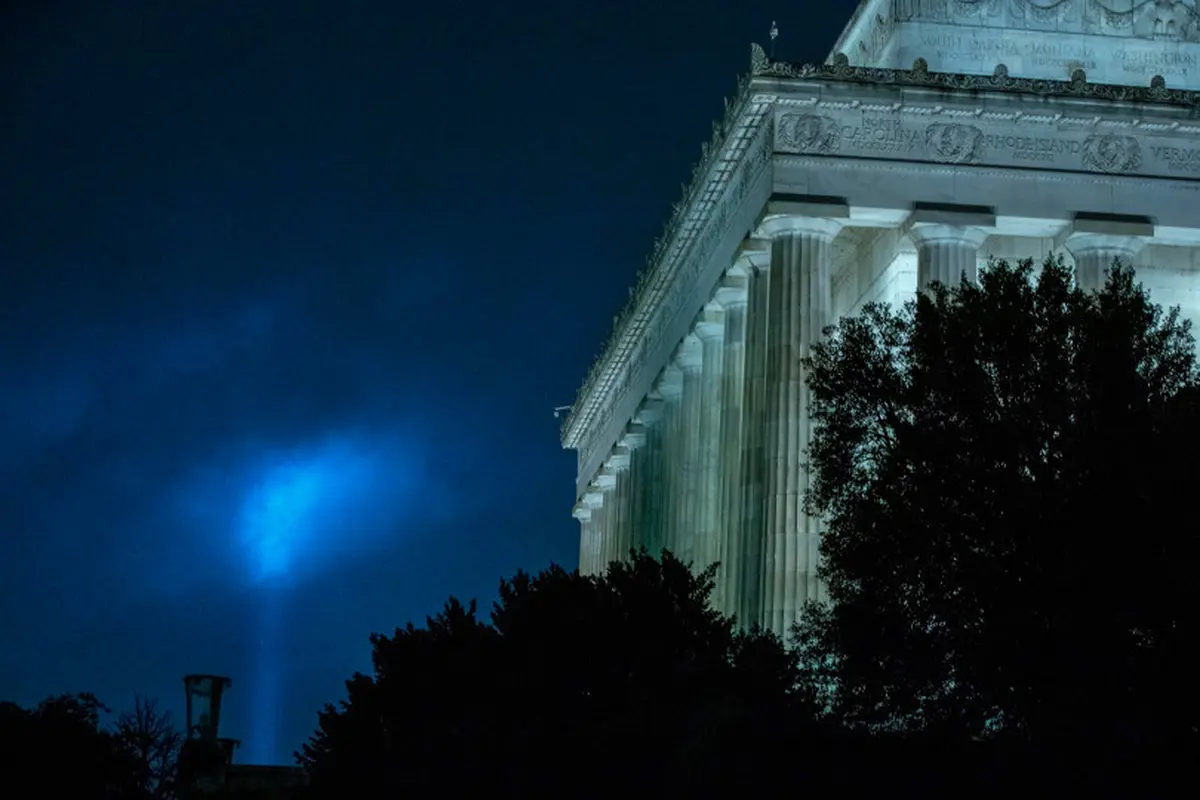 Seberkas cahaya terlihat di dekat Lincoln Memorial, sebagai bagian dari Towers of Light Tribute yang menandai peringatan 19 tahun serangan 9/11 di Pentagon, Rabu, 9 September 2020, di Washington. (Foto AP / Jose Luis Magana)