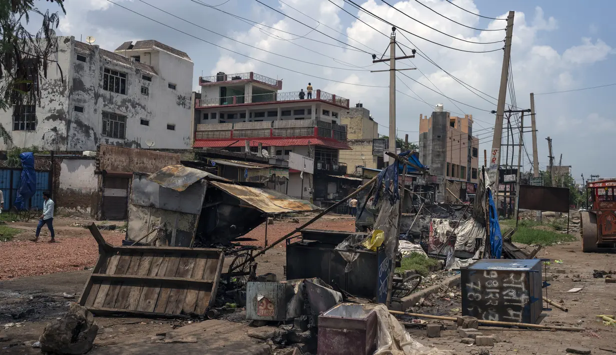 Ketegangan kemudian meluas ke Gurugram, sekitar 30 kilometer (19 mil) dari New Delhi. Polisi mengatakan beberapa penyerang telah ditangkap.  (AP Photo/Altaf Qadri)