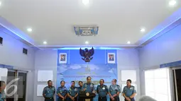 KSAL, Laksamana TNI Ade Supandi (tengah) memberikan keterangan usai menyaksikan penandatanganan kontrak pengadaan barang dan jasa dengan sejumlah mitra di Mabes TNI AL, Jakarta, Kamis (7/1/2016). (Liputan6.com/Helmi Fithriansyah)