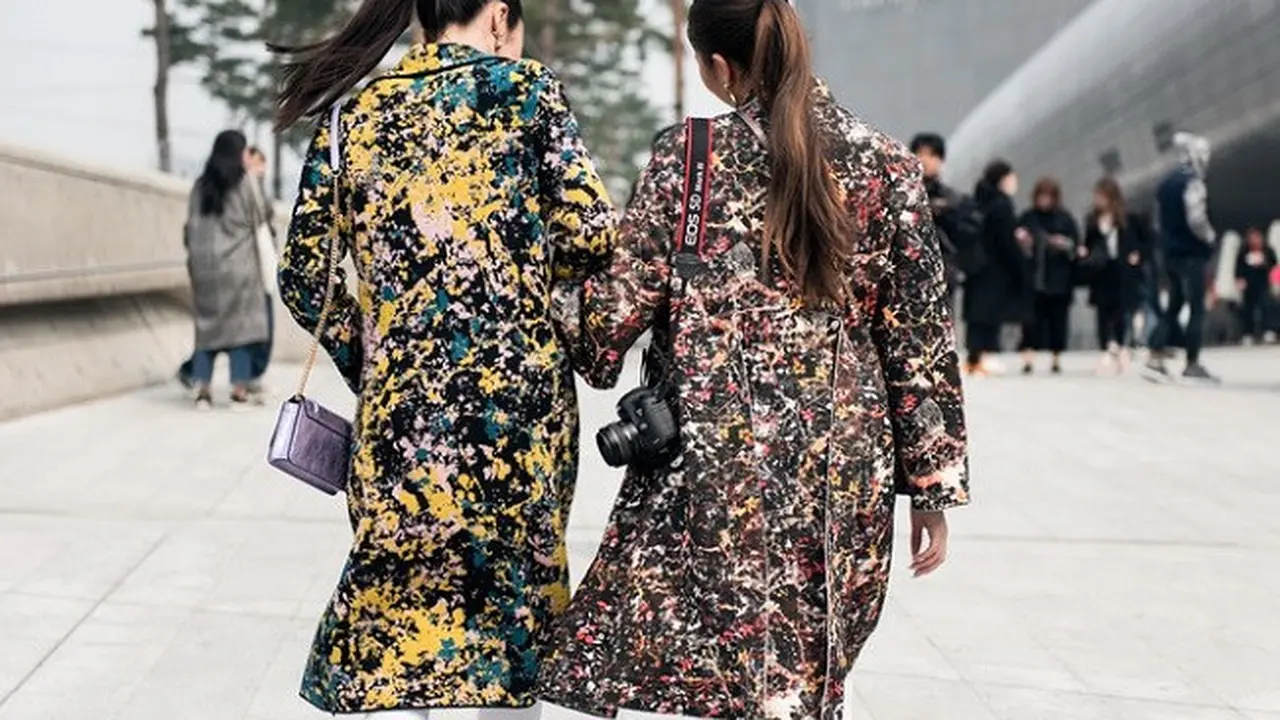 Tren Busana Motif Berani ala Street Style di Seoul Fashion Week