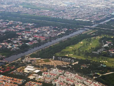 Foto udara lansekap Kota Jakarta, Rabu (28/3). Wakil Gubernur DKI Jakarta Sandiaga Uno menyatakan bahwa Jakarta kekurangan 302.219 unit hunian. (Liputan6.com/Immanuel Antonius)
