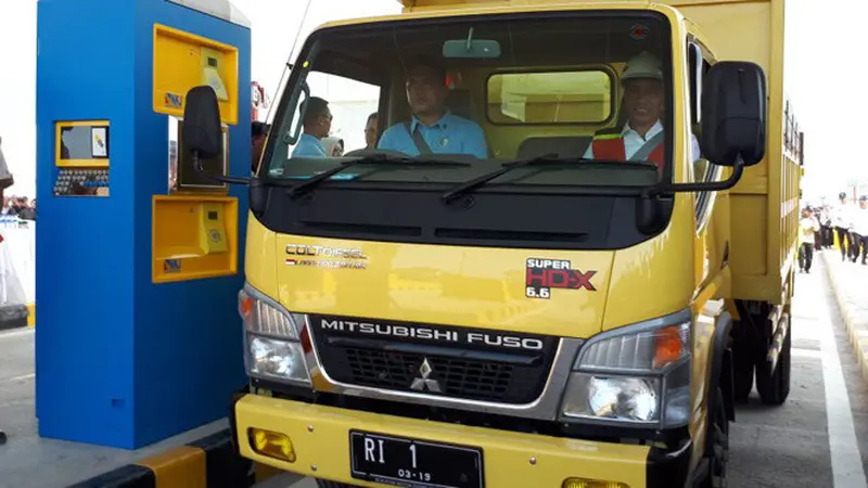 Jajal Jalan Tol Ngawi-Wilangan, Jokowi dan Menteri PUPR Kendarai Truk Kuning