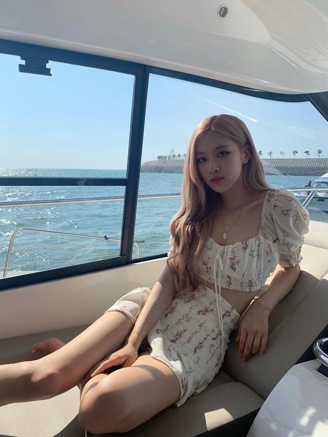 Rose Blackpink Foto Bareng Adik Lelaki Fan Bingbing Warganet Heboh Showbiz Liputan6 Com