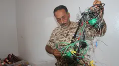Anggota militer Libya menjinakkan bom rakitan milik militan ISIS di Sirte (5/9). Setelah berhasil menaklukkan salah satu markas ISIS, Militer Libya menemukan bom rakitan dan senjata peledak lainnya yang masih aktif. (REUTERS/Hani Amara)