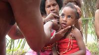 Kur Kir Kna adalah sebuah upacara adat tikam, lubang, atau tusuk telinga yang dilakukan masyarakat Suku Doreri di Papua Barat (warisanbudaya.kemdikbud.go.id)