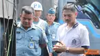 Citizen6, Jakarta: Aslog Pangkolinlamil Kolonel Laut (T) Riyadi Syahardani mengadakan pemeriksaan kendaraan antar jemput anggota (lyn), di Lapangan Apel Mako Kolinlamil, Tanjung Priok, Jakarta, Jumat (02/11). (Pengirim: Dispenkolinlamil).