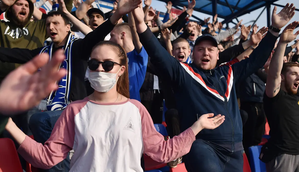 Suasana suporter saat pertandingan antara FC Minsk melawan FC Dinamo-Minsk pada laga Liga Belarusia, Sabtu (28/3/2020). Di tengah wabah virus Corona, Liga Belarusia tetap digelar seperti biasa bahkan tetap dipadati suporternya. (AFP/Sergei Gapon)