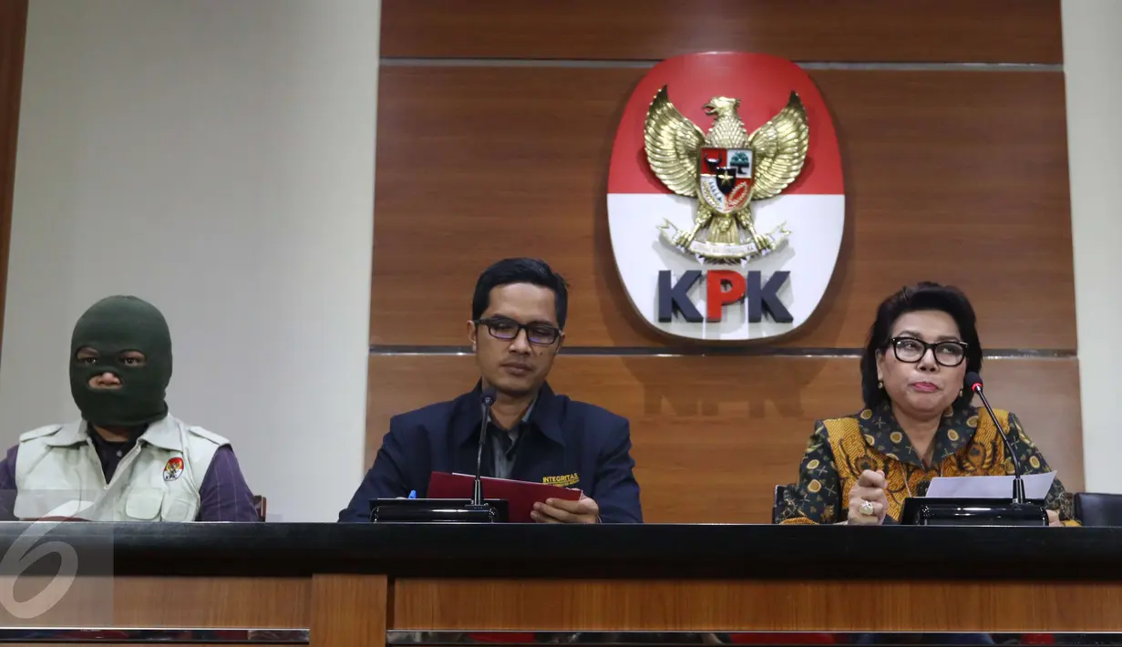 KPK menggelar konferensi pers terkait dugaan suap pengadaan kapal ke Filipina, Jakarta, Jumat (31/3). KPK menyita 25 ribu dolar AS dan menahan 4 tersangka. (Liputan6.com/Helmi Afandi)