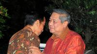 Presiden SBY menyalami Joko Widodo saat tiba di kediamannya, Puri Cikeas, Gunung Putri, Kabupaten Bogor, Jawa Barat, Rabu (9/7/2014) (Liputan6.com/Herman Zakharia)
