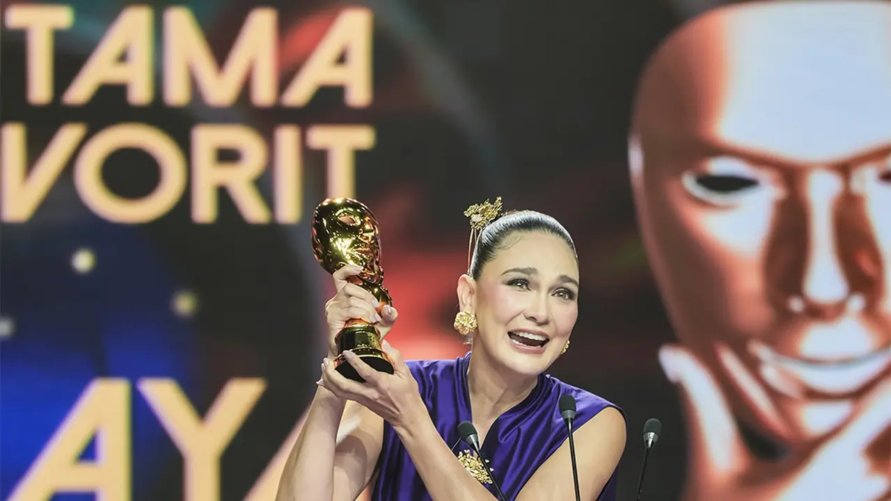 Raih Penghargaan, Luna Maya Tampil Anggun Berbalut Oversized Dress Satin di IMA Awards 2025