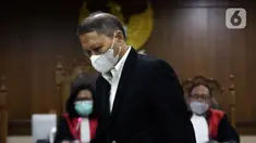 Mantan Dirut PT Pelindo II, Richard Joost Lino saat sidang pembacaan putusan kasus dugaan korupsi pengadaan tiga unit QCC di PT Pelindo II pada tahun 2010, Pengadilan Tipikor, Jakarta, Selasa (14/12/2021). RJ Lino divonis empat tahun penjara dan denda Rp500 juta. (Liputan6.com/Helmi Fithriansyah)