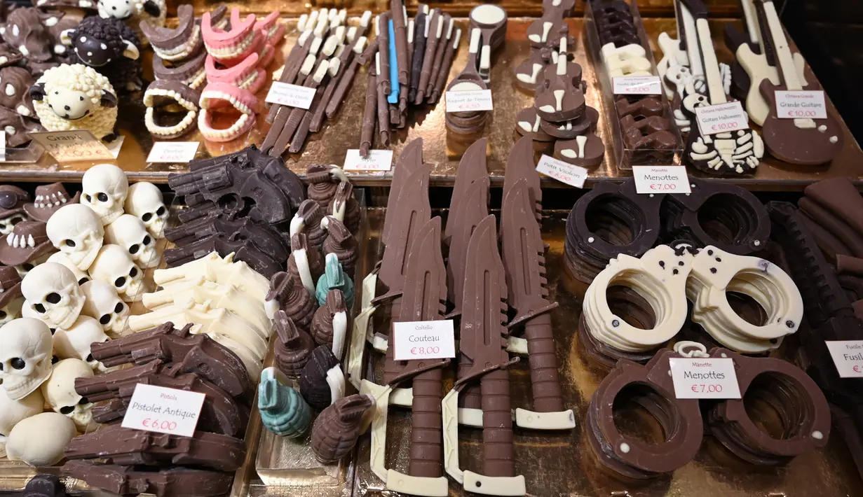 Kreasi cokelat yang berbentuk pisau, pistol, granat dan borgol ditampilkan selama Chocolate Fair di Brussels, Belgia pada 21 Februari 2019. Edisi ke-6 Chocolate Fair berlangsung hingga 24 Februari mendatang. (Photo by EMMANUEL DUNAND / AFP)