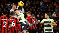 Kiper Bournemouth Neto (atas) melakukan penyelamatan di depan pemain Manchester City Julian Alvarez pada pertandingan sepak bola Liga Inggris di Vitality Stadium, Bournemouth, Inggris, 25 Februari 2023. Manchester City mengalahkan Bournemouth dengan skor 4-1. (AP Photo/David Cliff)