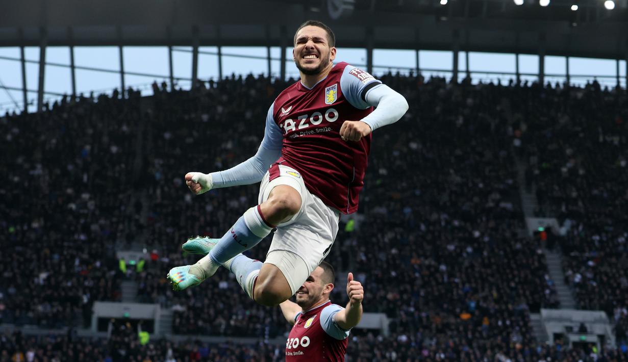 Pemain Aston Villa Emiliano Buendia melompat ke udara untuk merayakan gol ke gawang Tottenham Hotspur pada pertandingan sepak bola Liga Inggris di Stadion Tottenham Hotspur, London, 1 Januari 2023. Aston Villa mempermalukan Tottenham Hotspur dengan skor 2-0. (AP Photo/Ian Walton)