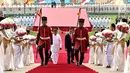 Presiden Jokowi menaiki tangga ditemani Presiden Sri Lanka Maithripala Sirisena di Presidential Secretariat, Colombo, Sri Lanka, Rabu (24/1). Di sela-sela kunjungan dilakukan pertemuan bisnis antara kedua negara. (Liputan6.com/Pool/Biro Pers Setpres)