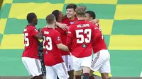 Para pemain Manchester United merayakan gol yang dicetak oleh Harry Maguire ke gawang Norwich City pada laga Piala FA di Carrow Road, Norwich, Sabtu (27/6/2020). Manchester United menang 2-1 atas Norwich City. (AP/Catherine Ivill)