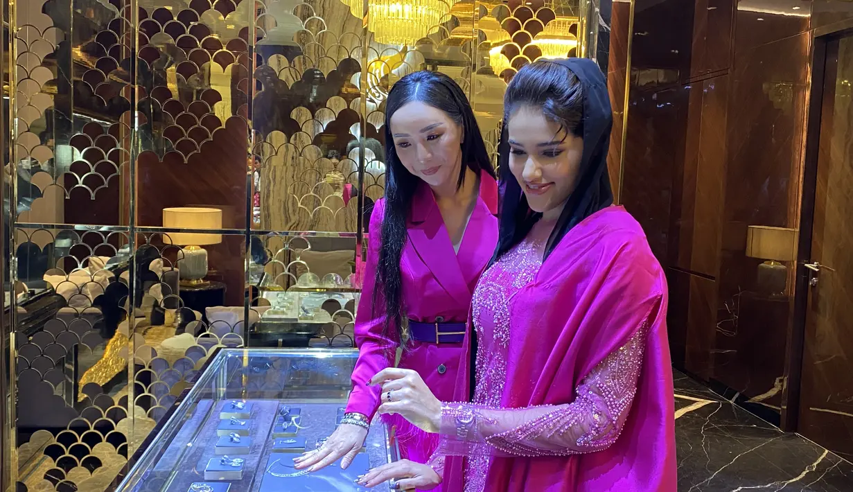 Airyn Tanu selaku COO PT. Passion Abadi Korpora, pun menunjukan koleksi perhiasan Passion Prive. Sang putri pun terlihat terpukau dengan koleksi perhiasan berlian lokal ini. dok. Pribadi
