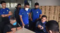Pemain Persib Bandung saat menjalani rapid test di Graha Persib lantai 3, Jalan Sulanjana no.17, Bandung, Minggu (9/8/2020). (Bola.com/Erwin Snaz)