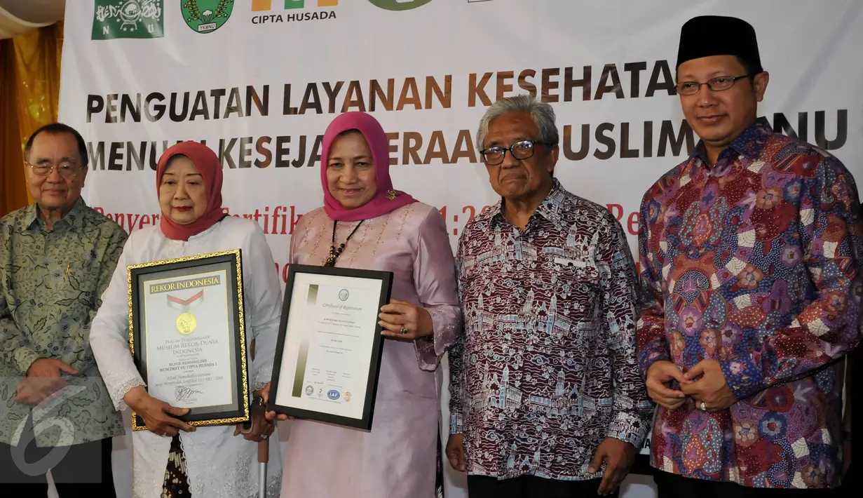 Menag Lukman Hakim Saifuddin menyaksikan pemberian piagam Muri atas pemecahan cuci darah terbanyak oleh Klinik Hemodialisis Muslimat NU, Jakarta, Minggu (10/1/2016). (Liputan6.com/Johan Tallo)