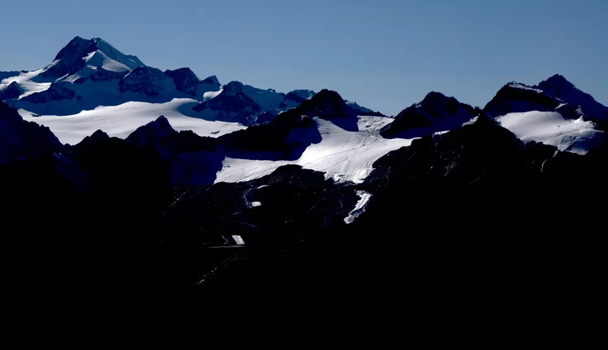 Gletser Tiefenbachferner, bagian dari resor ski Gletser Soelden, dengan Gunung Wildspitze terlihat di dekat Innsbruck, Austria, 25 September 2023. Penelitian lingkungan terbaru kolaborasi University of Leeds dan University of Essex di Inggris mengungkapkan dampak perubahan iklim terhadap keanekaragaman hayati di Pegunungan Alpen Eropa. (AP Photo/Matthias Schrader)