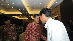 Gubernur DKI Jakarta Joko Widodo bertemu dengan mantan kapolri Dai’ Bahtiar saat memasuki ruangan Auditorium Mayapada Hospital, Jakarta, Senin (26/5/14) (Liputan6.com/Herman Zakharia)