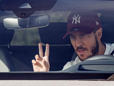 Pemain Real Madrid, Eden Hazard, tiba untuk menjalani tes virus corona COVID-19 di fasilitas pelatihan Valdebas, Madrid, Rabu (6/5/2020). Skuat Real Madrid jalani tes virus corona jelang latihan dan rencana kembali bergulirnya kompetisi La Liga. (AFP/Baldesca Samper)