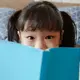 Di tengah maraknya penggunaan gadget pada anak, banyak orangtua mulai mencari alternatif aktivitas yang lebih edukatif sekaligus menyenangkan. Salah satu yang kini semakin populer adalah quiet book atau busy book—buku kain interaktif yang dirancang khusus untuk merangsang perkembangan anak melalui permainan sederhana. (foto/dok: freepik/jcomp)