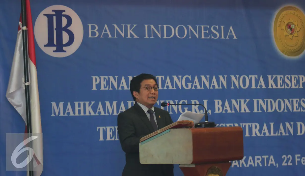 Muliaman D. Hadad memberikan kata sambutan saat penandatanganan Nota Kesepahaman, Jakarta, Senin (22/2). BI dan OJK menjalin kerjasama dengan MA untuk meningkatkan wawasan hakim di bidang kebanksentralan dan jasa keuangan. (Liputan6.com/Angga Yuniar)