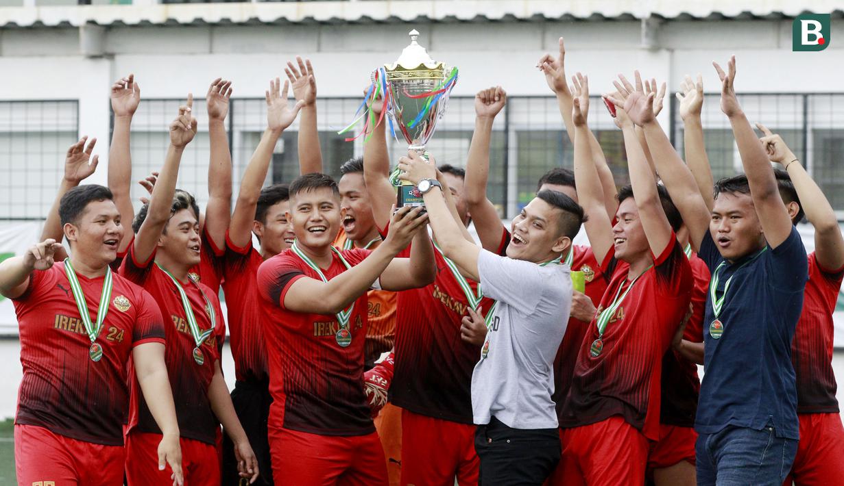 Bhara FC keluar sebagai juara turnamen Bola Sunday League. Mereka menjadi kampiun setelah mengalahkan Bina Karya FC dalam partai final yang berlangsung di Sabnani Park, Tangerang Selatan, Banten, Minggu (4/9/2022). (Bola.com/M Iqbal Ichsan)