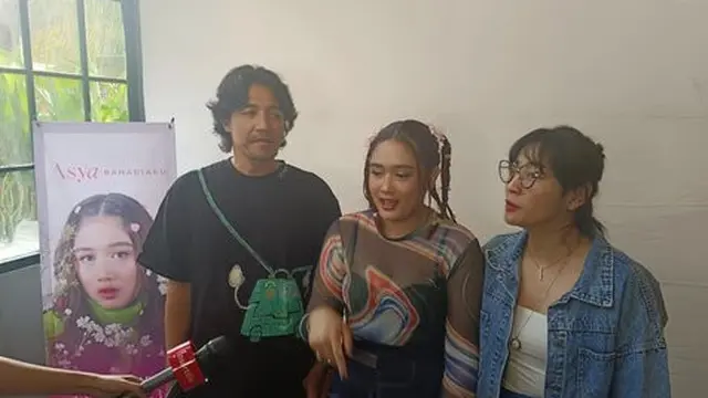 Asya merupakan putri dari Hesti Purwadinata dan Edo Borne.
