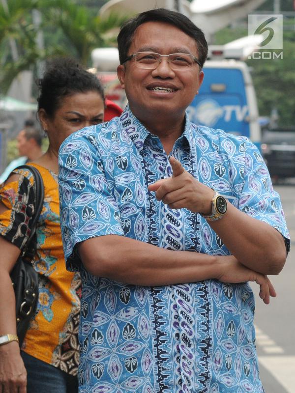 Dirut PT PJB, Iwan Agung Firstantara tersenyum saat ditanya wartawan usai menjalani pemeriksaan oleh penyidik di gedung KPK, Jakarta, Jumat (12/10). Iwan Agung Firstantara diperiksa terkait suap dalam proyek PLTU Riau-1. (Merdeka.com/Dwi Narwoko)