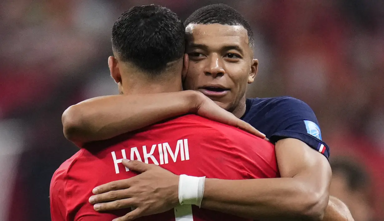 Penyerang Prancis Kylian Mbappe memeluk bek Maroko Achraf Hakimi pada akhir babak semifinal Piala Dunia 2022 di Al Bayt Stadium, Kamis (15/12/2022) dini hari WIB.  Maroko harus mengakui keunggulan dari Prancis di babak semifinal Piala Dunia Qatar 2022. (AP Photo/Manu Fernandez)