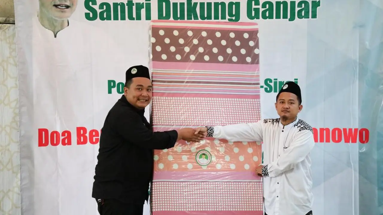 Relawan Santri Dukung Ganjar (SDG) Jawa Tengah memberikan bantuan material dan kasur untuk Pondok Pesantren As-Siraj di Desa Purwosari, Kecamatan Puring, Kabupaten Kebumen, Jawa Tengah (Istimewa)
